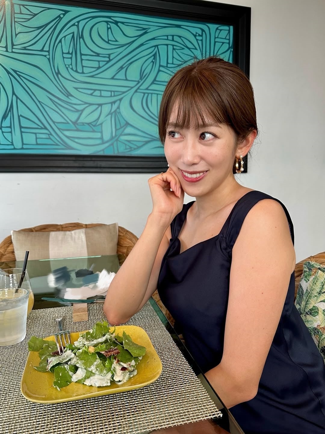 清楚で品があり、お似合いの紺のノースリーブトップスが眩しい！中川安奈