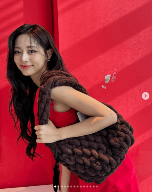 TWICE・ツウィ「赤ドレス×モコモコバッグ」姿が可愛すぎると話題！