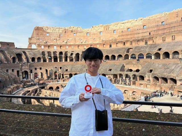 「メガネのこばさん需要しかないです」いだちゃんねる・コバ、コロッセオでのロケ写真を公開 “検討士”姿に反響！