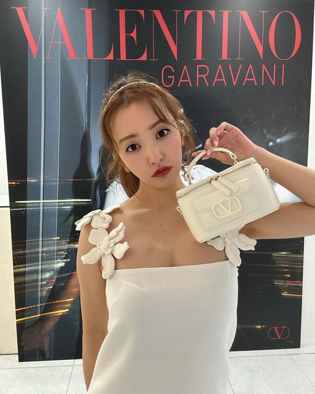 板野友美、胸元チラつかせ＆肩出しドレスショットに絶賛の嵐「ともちんキレイやぁ〜」