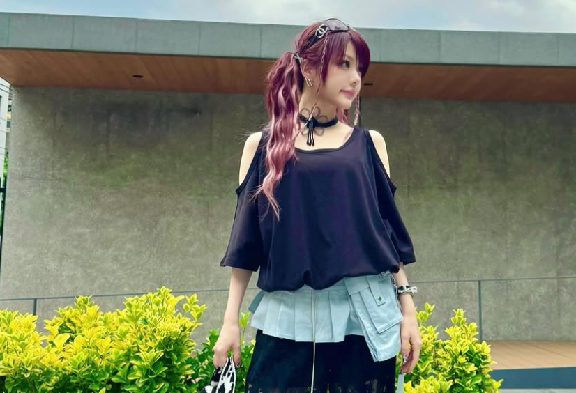 「黒レース×巻きスカ」田中れいな、大人モード全開の最新ストリートコーデ披露！