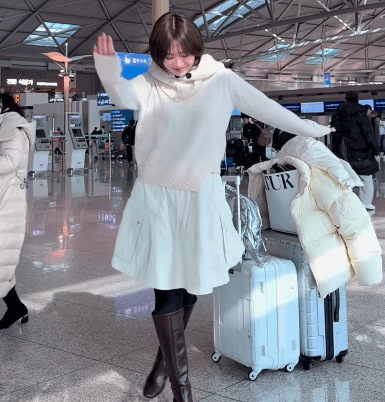 ”美女、空港で百花繚乱の舞い！”話題のゴルフ女子、中毒性大のプチぶりっこダンスに大反響「5回も見ちゃった…」