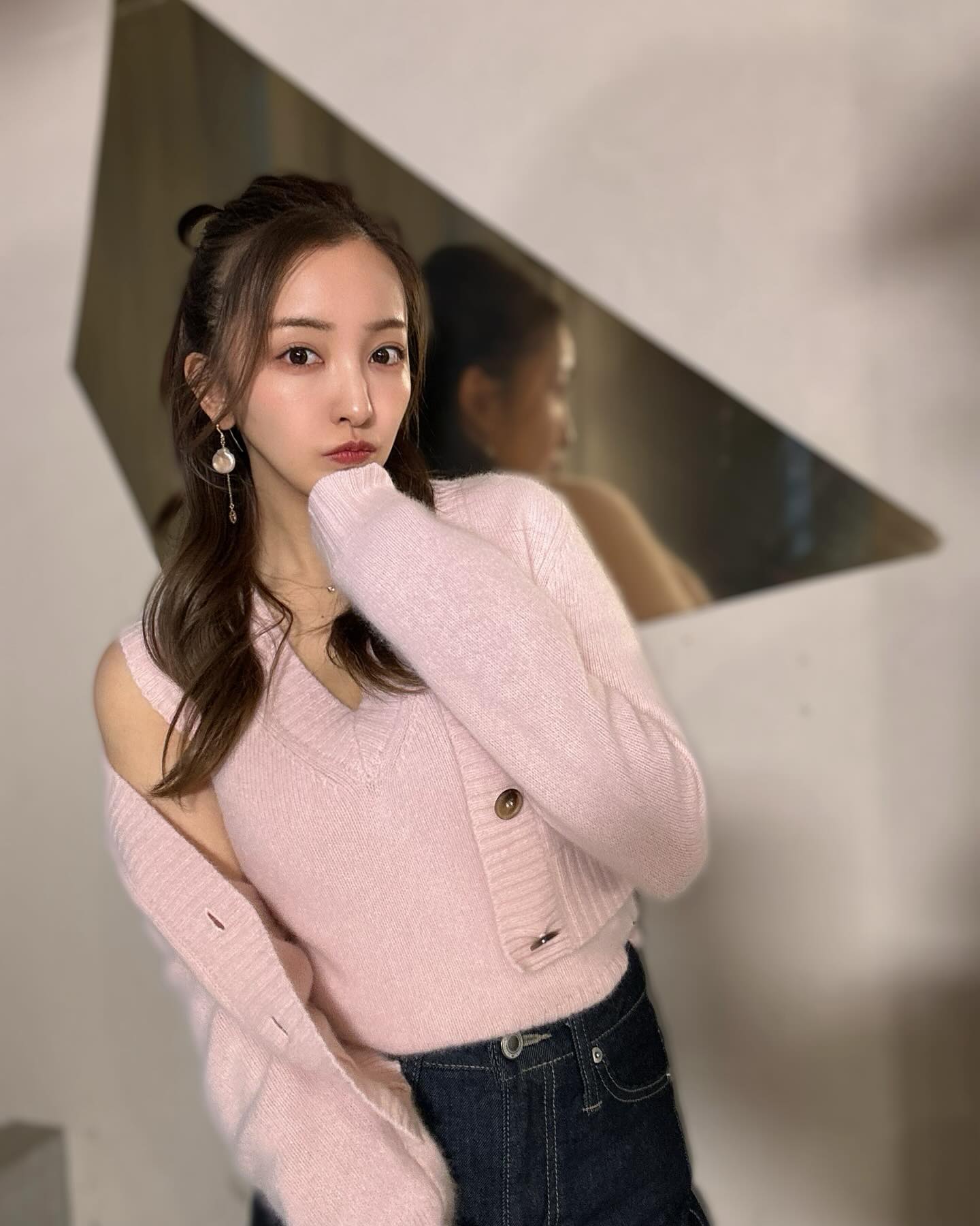 板野友美が最新コーデ披露！「色んな表情のともちん」