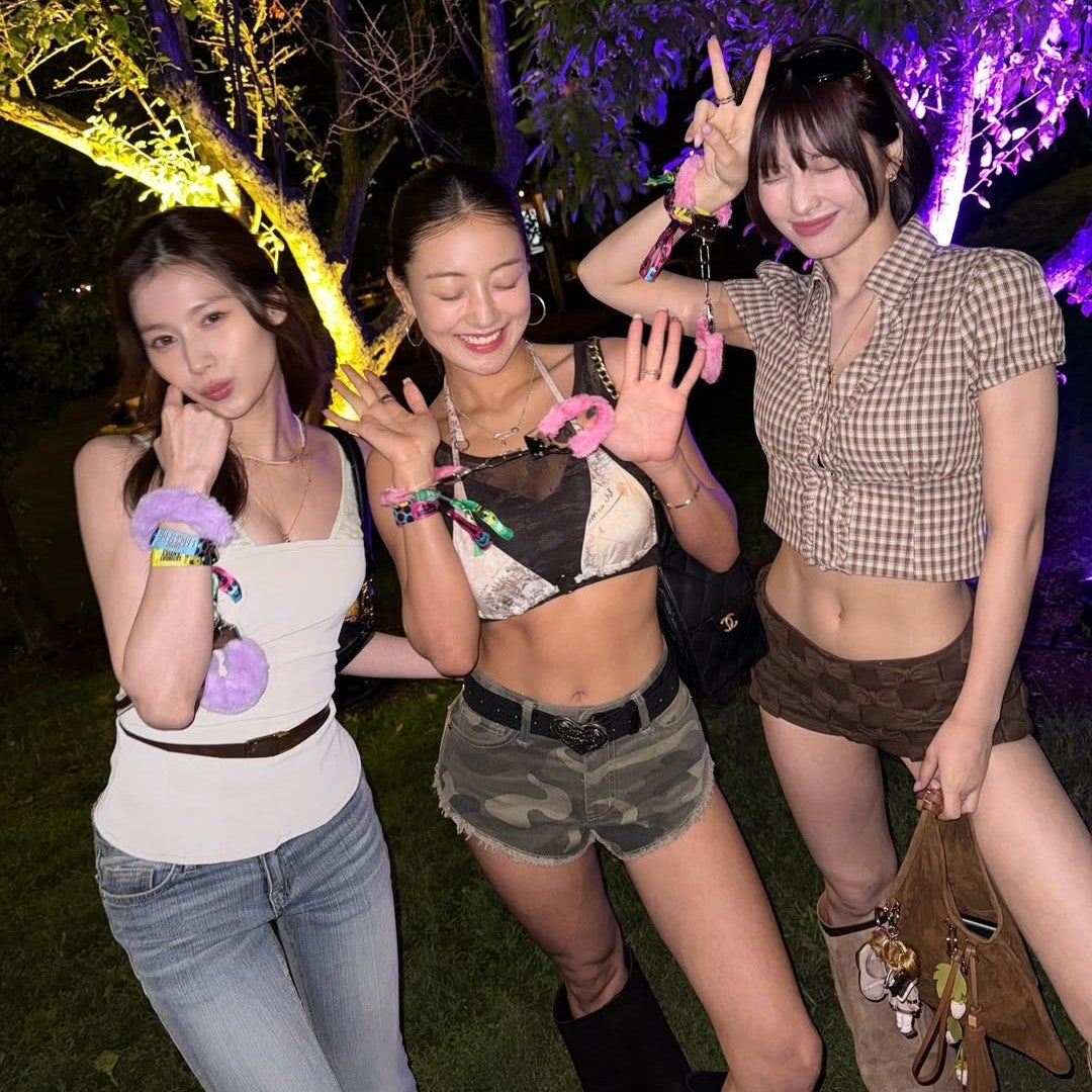 TWICEモモ、可愛いが渋滞のメンバーオフショを投稿！「こんなにスタイルいい3人が揃うことある？」とファン感嘆のナイスバディも話題に