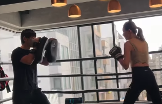 「美しすぎる打撃フォーム…」SHIHOのキックボクシングトレーニング動画が話題に