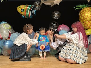 超人気女性YouTuber 対面イベントに娘も登場で話題に⁈「可愛すぎる」「羨ましい…」