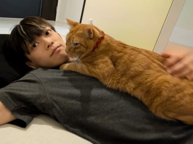 「でもまぁ夏は嫌いかな」松丸亮吾が愛猫との仲睦まじい姿をシェア