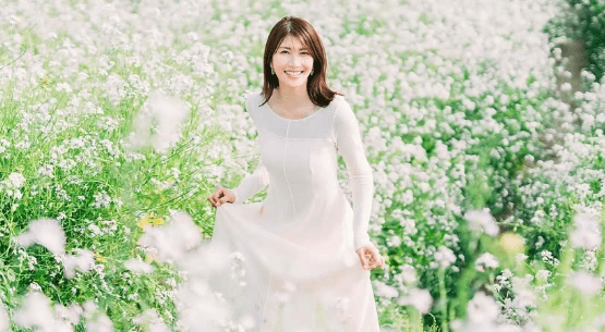 「花より美しい」美女ウォーキング講師、幻想的な”ホワイトフラワー・ワールドショット”にファン夢心地「めちゃくちゃ綺麗」