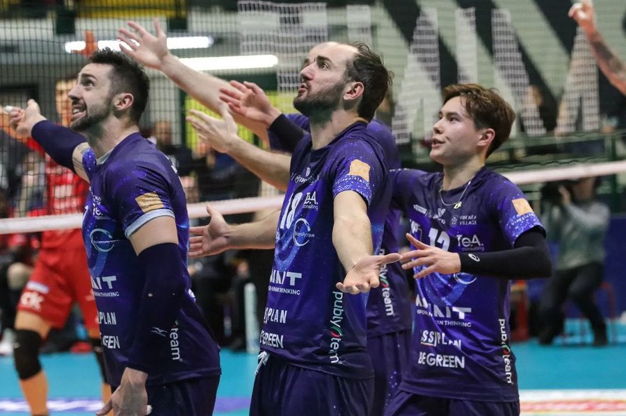 髙橋藍、試合中の面白写真に「いや、こっちだって必死なんやから。」