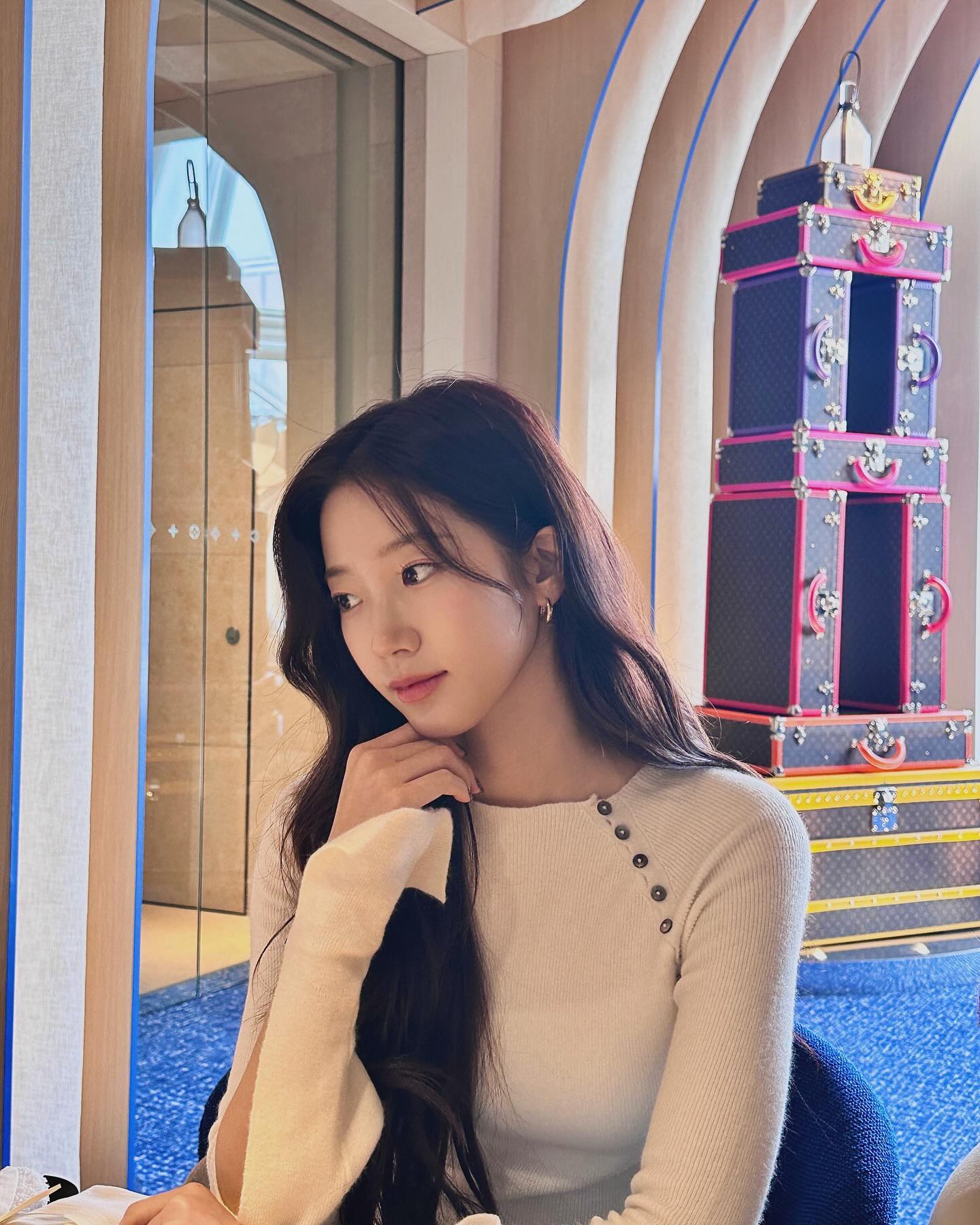 元バレリーナの日本人・カズハが最新ショットを公開！ハイブランドを優雅に着こなす