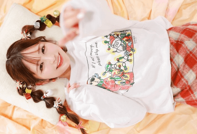 「三つ編み全てにデコした美女」あの人気レースクイーン、おさげのオンナ・寝そべりショットを披露！ファン大歓喜