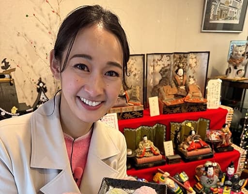 浦口史帆アナウンサー『中馬のおひなさん』のオフショットを公開！たくさんのひな人形と一緒にニッコリ！