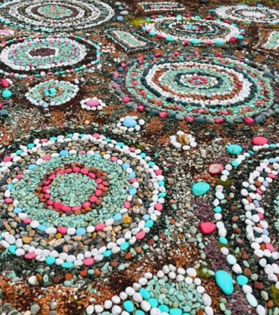 にしおかすみこが綺麗な石のアートにびっくり！