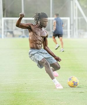 休暇中のカマヴィンガの身体が話題に！