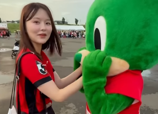 「さすが、勝利の女神」サッカー美女グラドルの浦和レッズ観戦記！スタジアムショット＆ムービーにファンうっとり「めちゃかわいい」