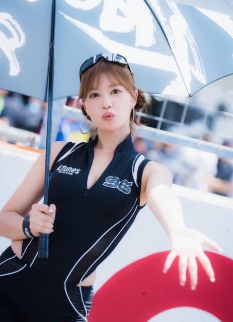 灼熱のSUPER GT富士で輝く！レースクイーン・阿比留あんなが魅せた真夏の笑顔
