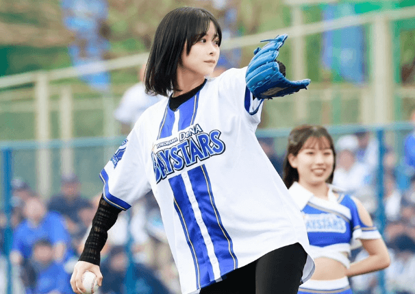 美女シンガー、始球式に登場！まさかの”ノーバウンド・ピッチング”に大反響！「可愛くて運動できるって最強やん」