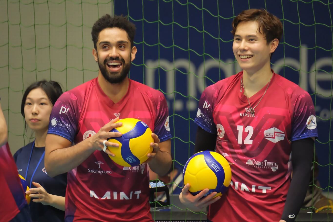 髙橋藍が試合の写真を投稿し、可愛い笑顔が話題に