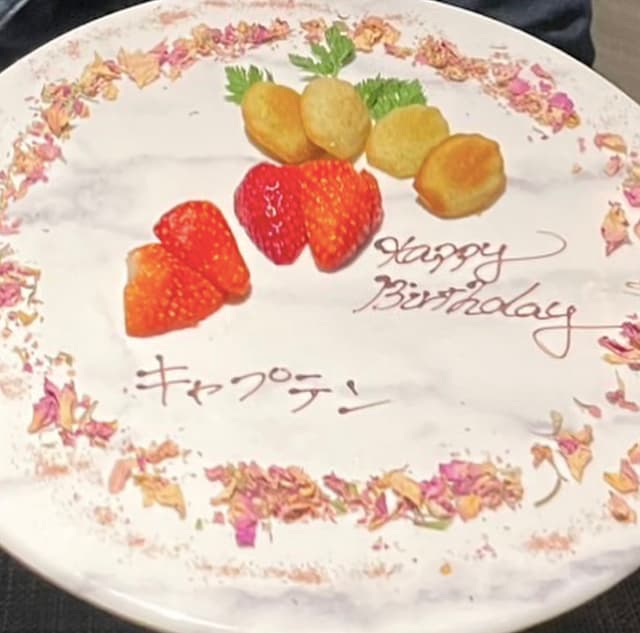 ペナルティ・ヒデがサプライズケーキとのショットを投稿！