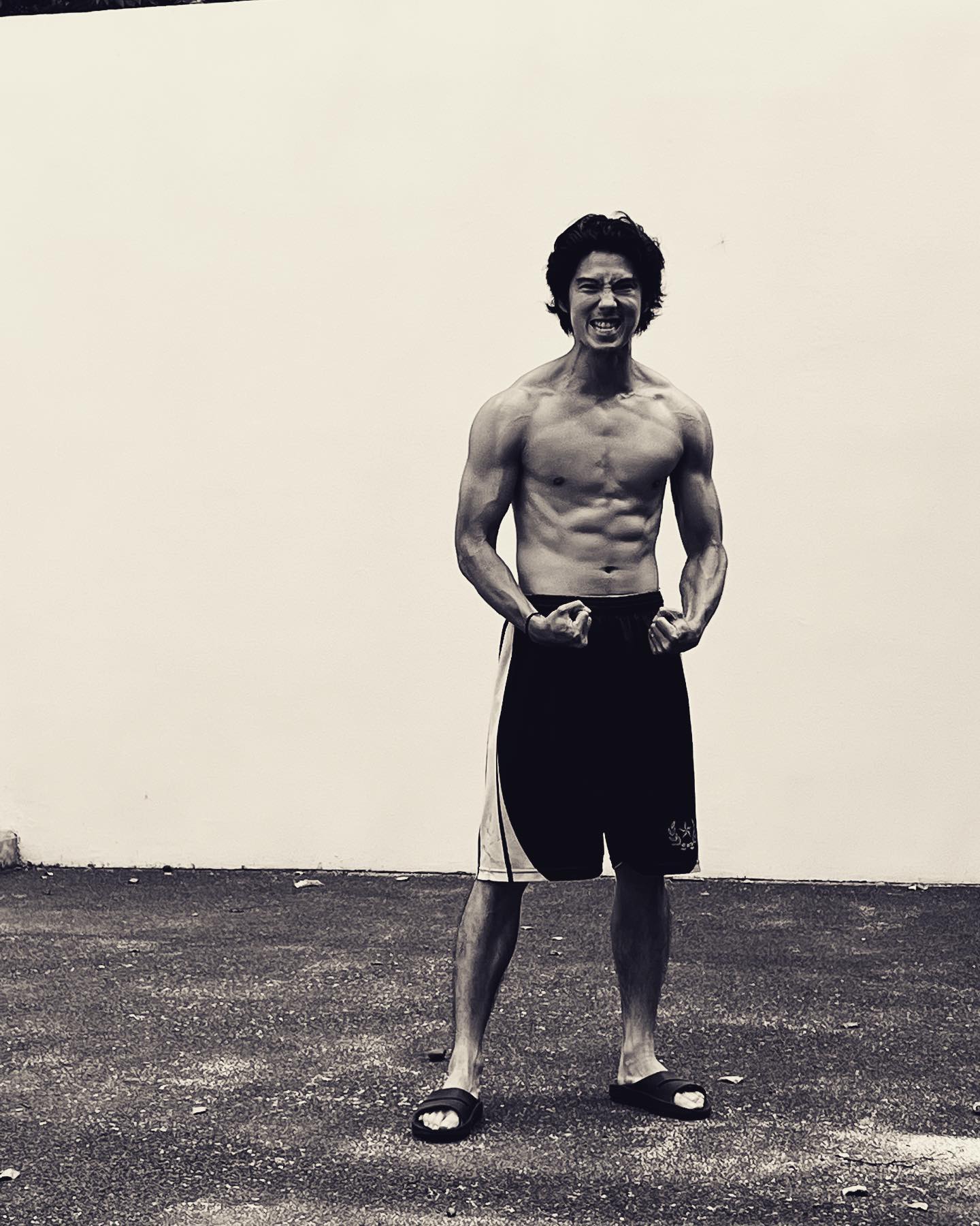 ”烈海王❗️❓”賀来賢人の鍛え上げられた美ボディが話題に😍