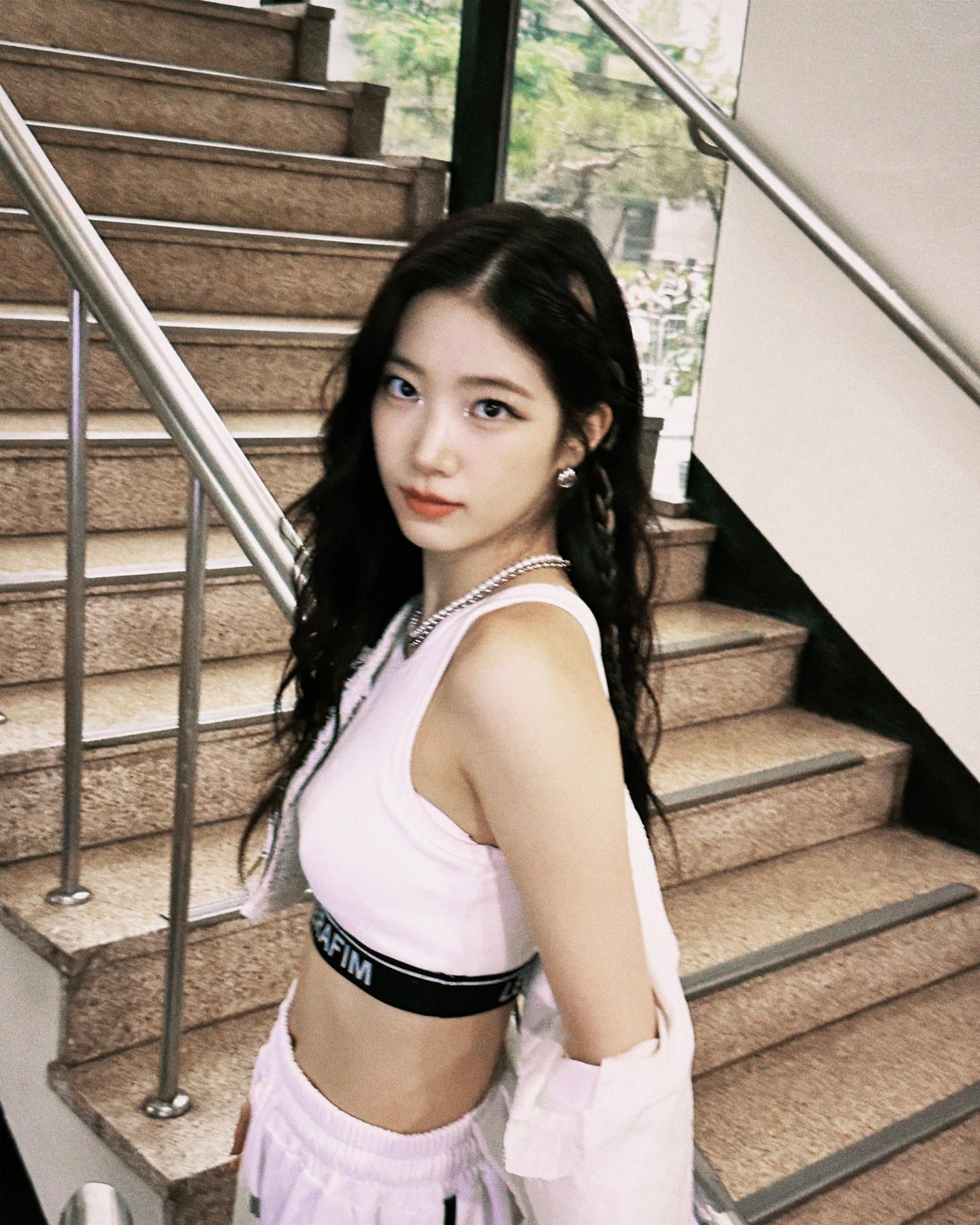 LE SSERAFIM・カズハが鍛え抜かれた腹筋を披露✨👀「Zuhaaaa❤️」