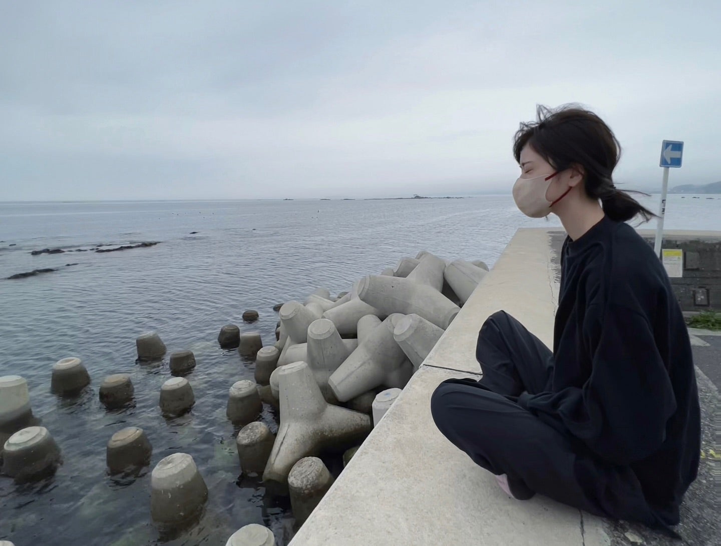 「毎日これがいい」長濱ねるが海沿いでの瞑想ショットを公開！