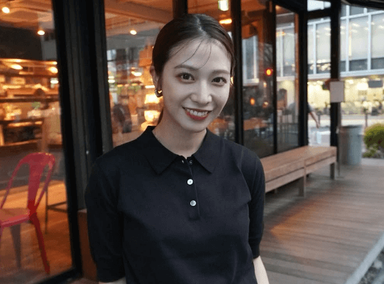 「クシャっと笑顔がかわいい〜！」美女キャスター、クールな黒ポロシャツ姿が“美”だとファンを魅了！「美しすぎる」