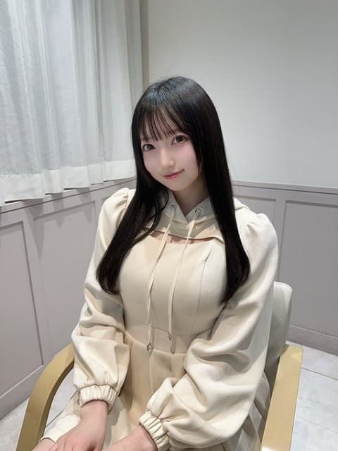 「衝撃的な可愛さ！」黒髪ロングアイドルのビジュアルにファン熱狂！なおALTでは…？