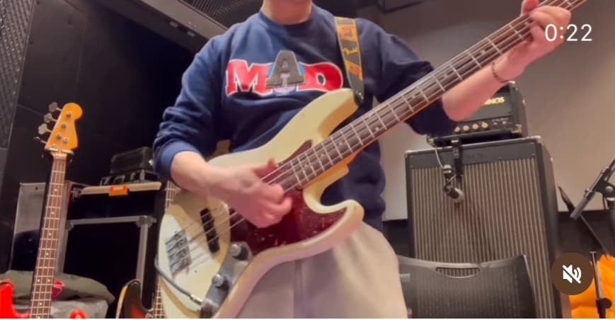 ハマ・オカモト「今年で楽器をはじめて20年に」演奏動画を公開！！