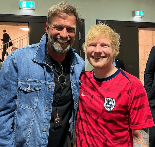 元リヴァプール監督クロップがユーロを観戦‼︎ あの大物歌手との2Sも