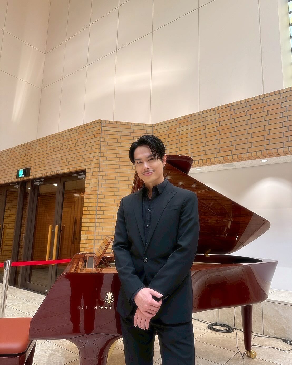 今市隆二があの名門音大の教授に！？最新スーツ姿を披露