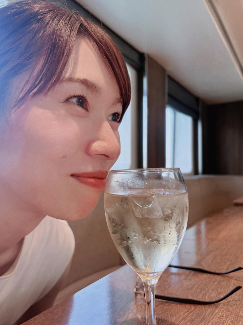 ドアップ横顔お茶目ショットにキュン！新鍋理沙、ギリシャ＆トルコ旅楽しむオフショ＆ムービー公開！