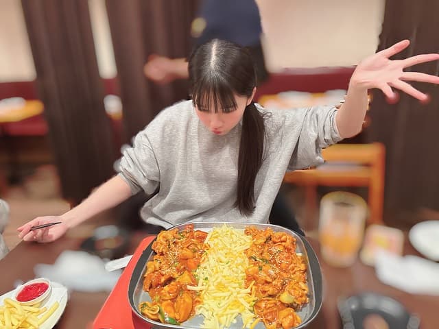 「ほんとにかわいすぎるんだけど笑」≒JOYメンバーの”ハイテンション”お誕生日会ショットにファンほっこり