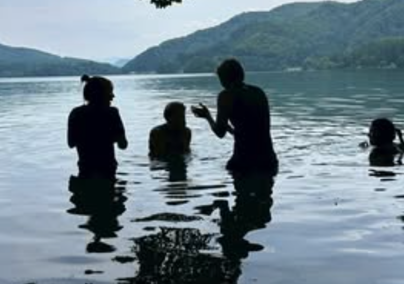 爽快な夏！サッカー女子WEリーグ・菊池まりあが湖畔で見せたオフの笑顔