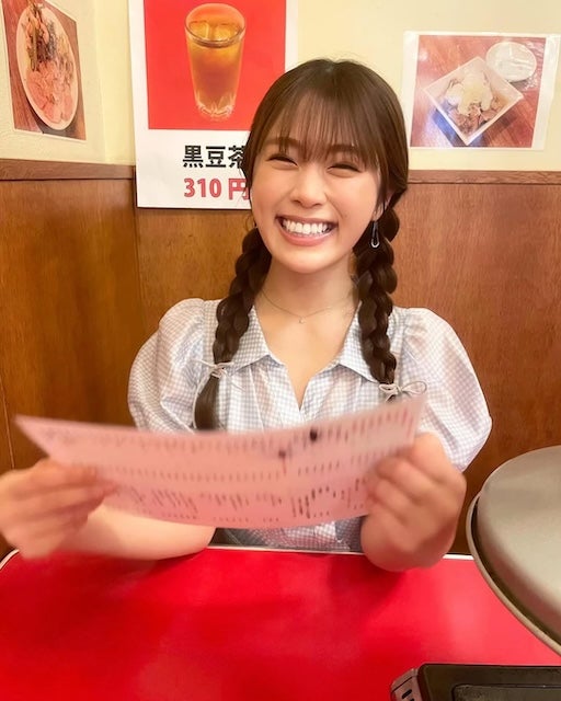 渋谷凪咲、“焼肉屋”でメニューを手に微笑むオフショット公開！