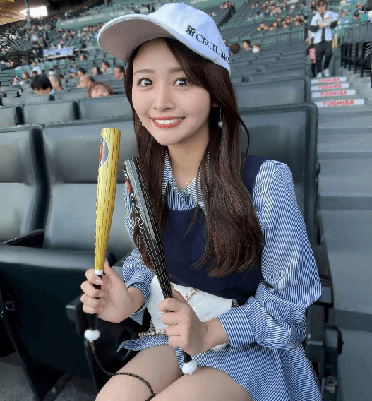 「カワイイ球団コーデ」人気モデル、野球美女子モードに！ギャルのカリスマブランドのコラボファッションにファン拍手喝采「やっぱプロのモデルさん凄い」