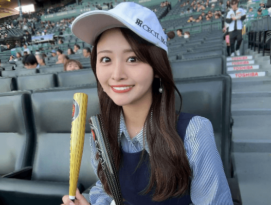 「カワイイ球団コーデ」人気モデル、野球美女子モードに！ギャルのカリスマブランドのコラボファッションにファン拍手喝采「やっぱプロのモデルさん凄い」