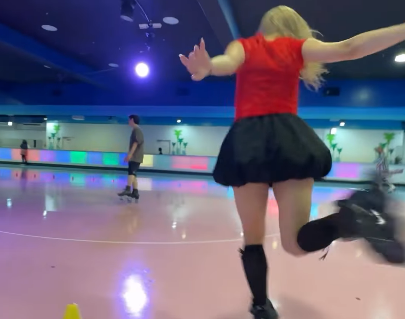 美女インラインスケーター、情熱レッド＆黒ミニのコーディネートで魅せる”リンクのヴィーナスターン”を披露！