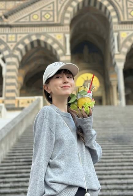 May J.が母の願いをかなえられたことに喜び！イタリアでの“女神ショット”を大量公開！