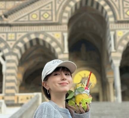 May J.が母の願いをかなえられたことに喜び！イタリアでの“女神ショット”を大量公開！