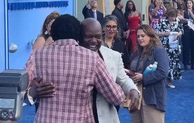 NFL ブラウンズQB、試合後の“リストバンドセレブレーション”が話題沸騰