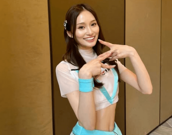 「可愛い」人気ラウンドガール、リングそばで魅せた”美コスチューム姿”にファン・ノックアウト！「癒される」