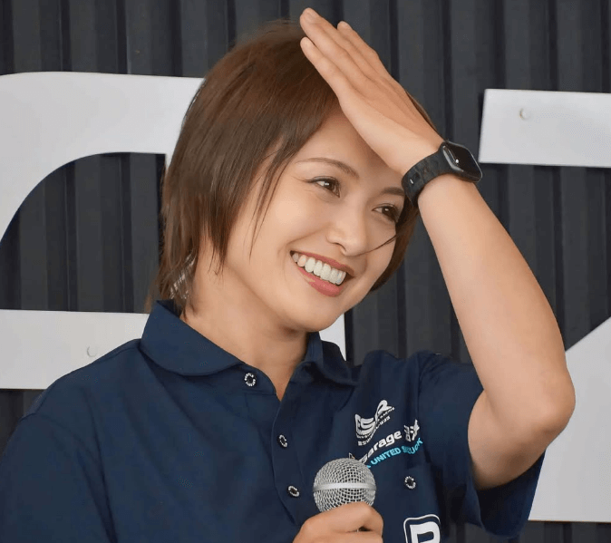 「かわいい〜からよき」美女レーサー、髪の毛が気になってしまう！？”ずっと触ってる人・ショット”を披露！ファンのフォロー続々