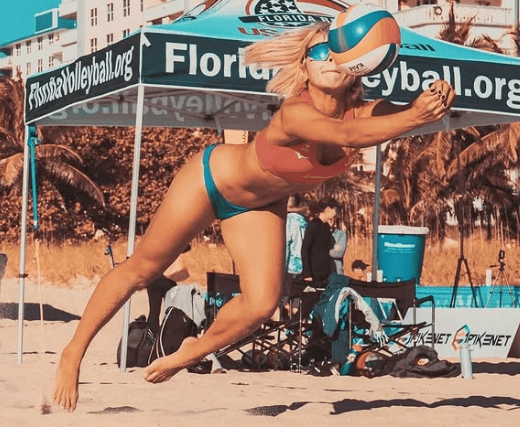 「トス！トス！トス！」金髪の美女ビーチバレー選手、”空中浮遊”のアクロバティックシュートにファン大歓喜！