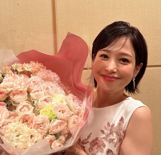 「二の腕ふとましくなった…？」鷲見玲奈、司会姿で魅了した“幸せ笑顔ショット”が話題に！