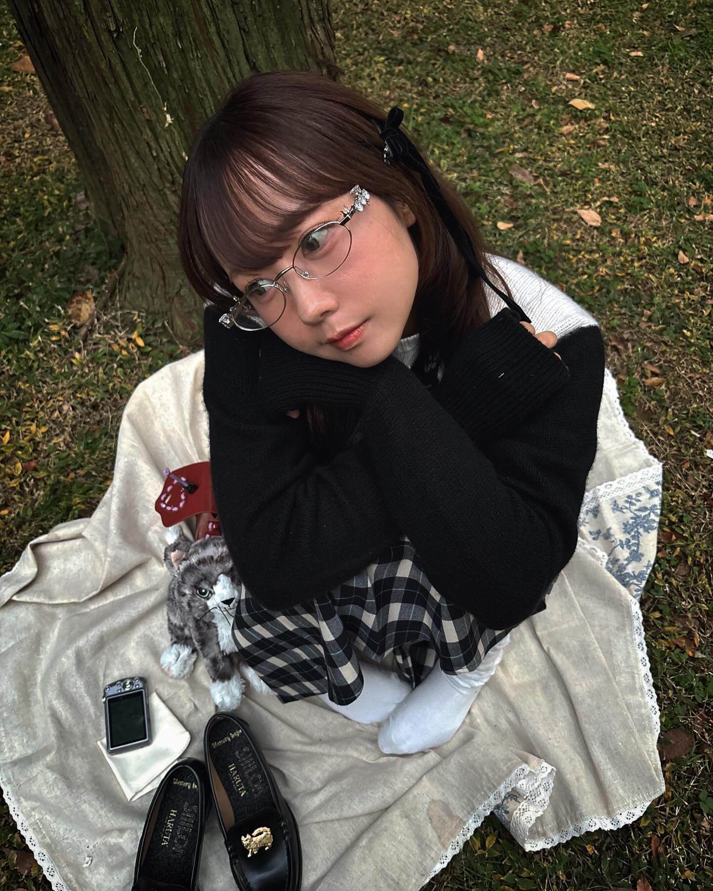 あの人気女性YouTuberが可愛すぎるめがねショット公開！