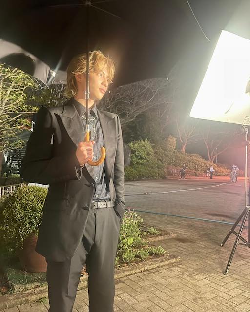 志尊淳の金髪×黒スーツ姿がカッコ良すぎると話題に🍳✨