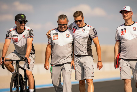 アレックス・ロウズ、静かに気合注入！“Team22”のトラックウォーク姿が話題に