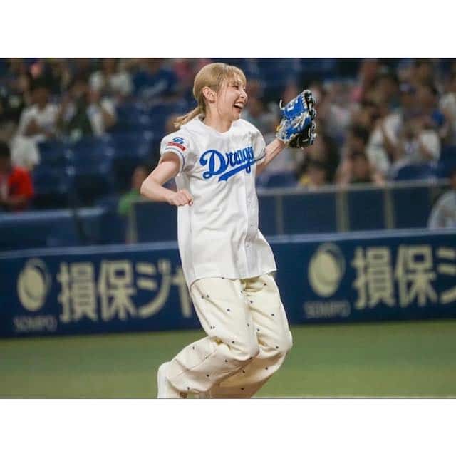 「無邪気で可愛い」人気シンガーソングライターが始球式に登場