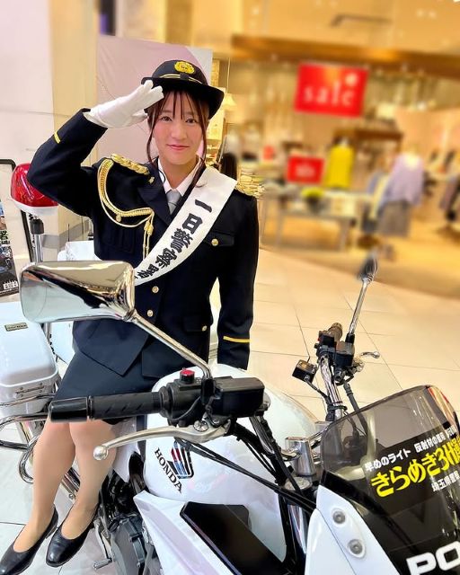 「父が元警察官、兄が現警察官」なでしこジャパン遠藤優が一日警察署長つとめる！凛々しい姿にファン惚れ惚れ